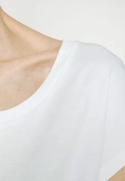 MAX & Co. Maldive - T-Shirt Basique - Bianco Ottico 11 MAX & Co. Maldive - T-Shirt Basique - Bianco Ottico -MAX & Co.Ventes ee8d3257e8aa465884cf3f5ee79e3890